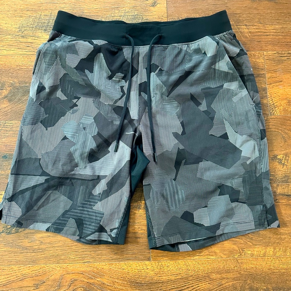 Lululemon T.H.E. Men’s shorts, sz L
